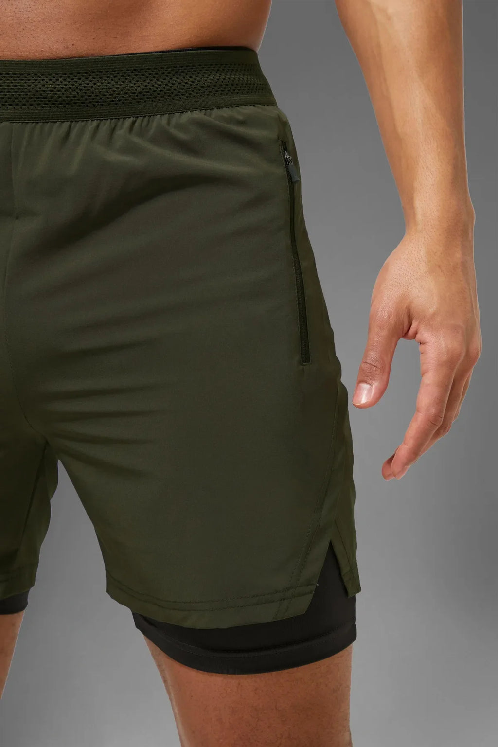 Khaki Unisex Gym- und Fitness-Shorts mit gefütterter Leggings / Verstecktem Taschen-Detail / Elastischem Strickbund