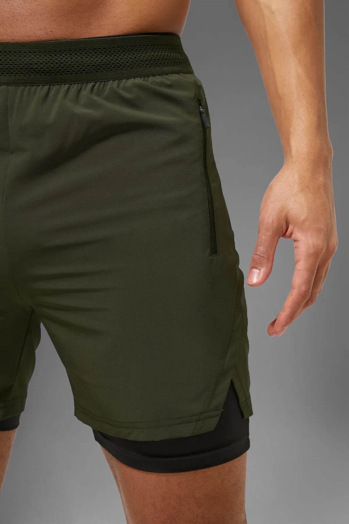 Khaki Unisex Gym- und Fitness-Shorts mit gefütterter Leggings / Verstecktem Taschen-Detail / Elastischem Strickbund