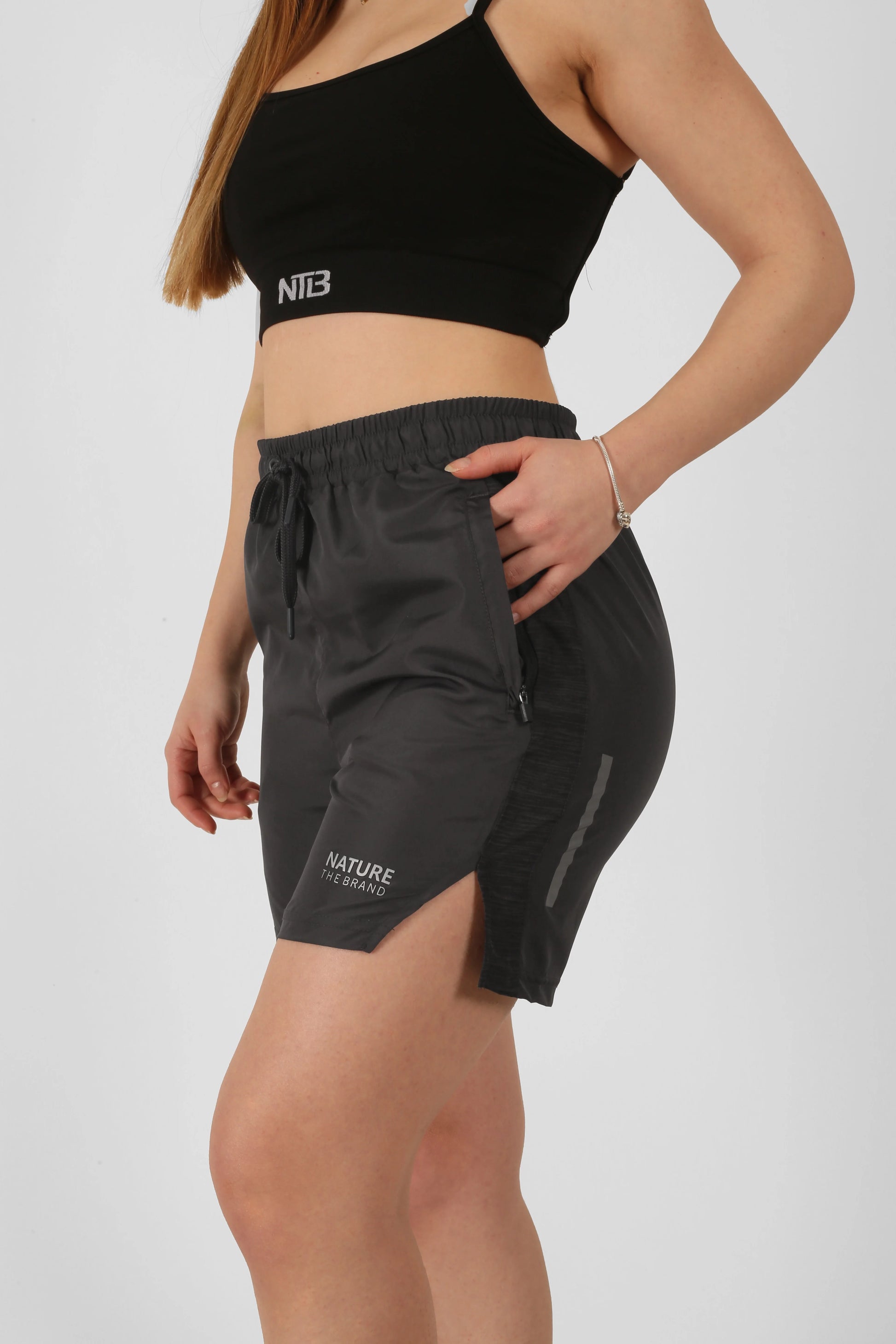 Damen Sport-Shorts in Schwarz mit gestreiftem Muster
