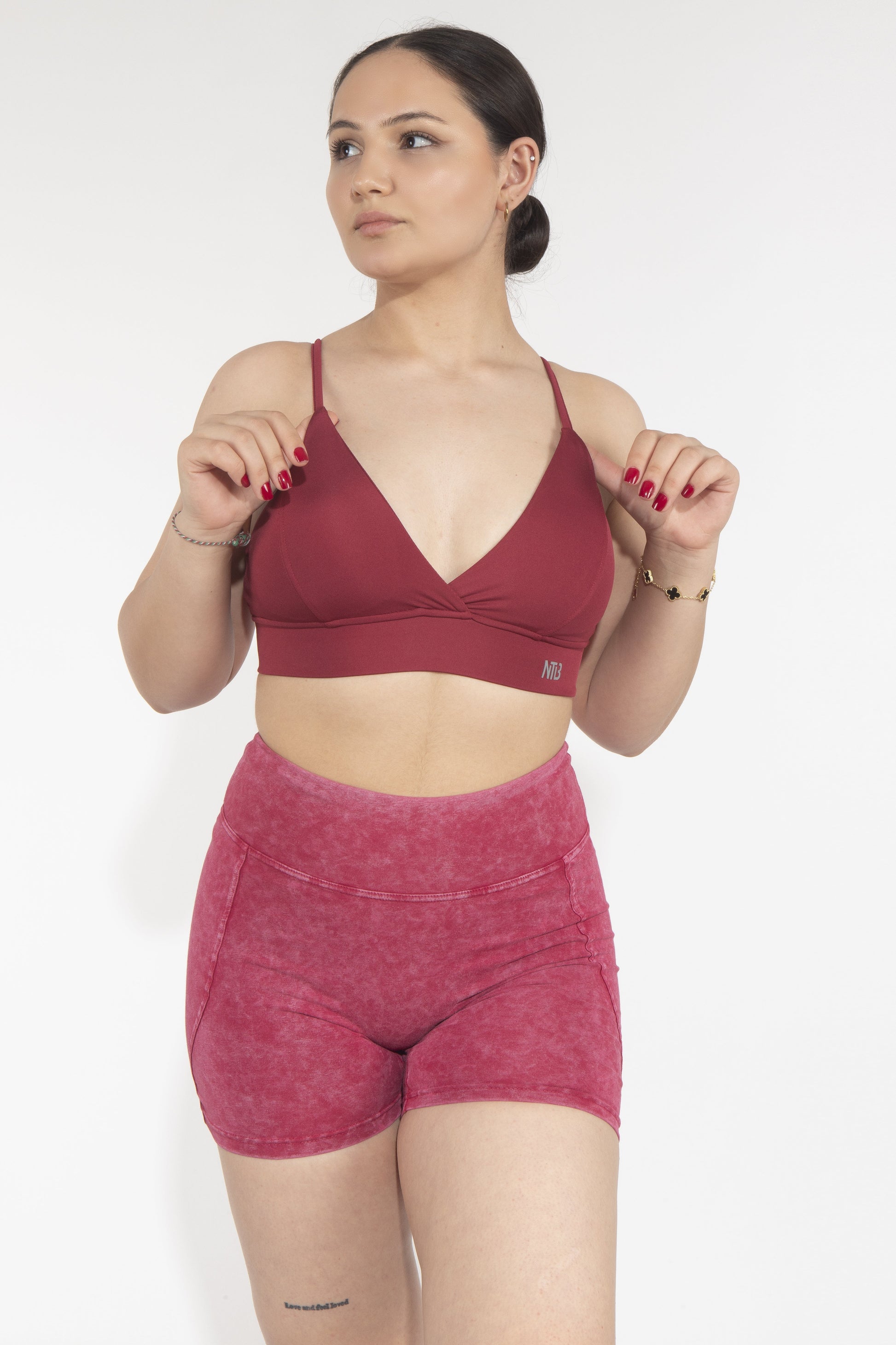 Genähter Sport-BH mit tiefem Ausschnitt in Dunkelkirschrot