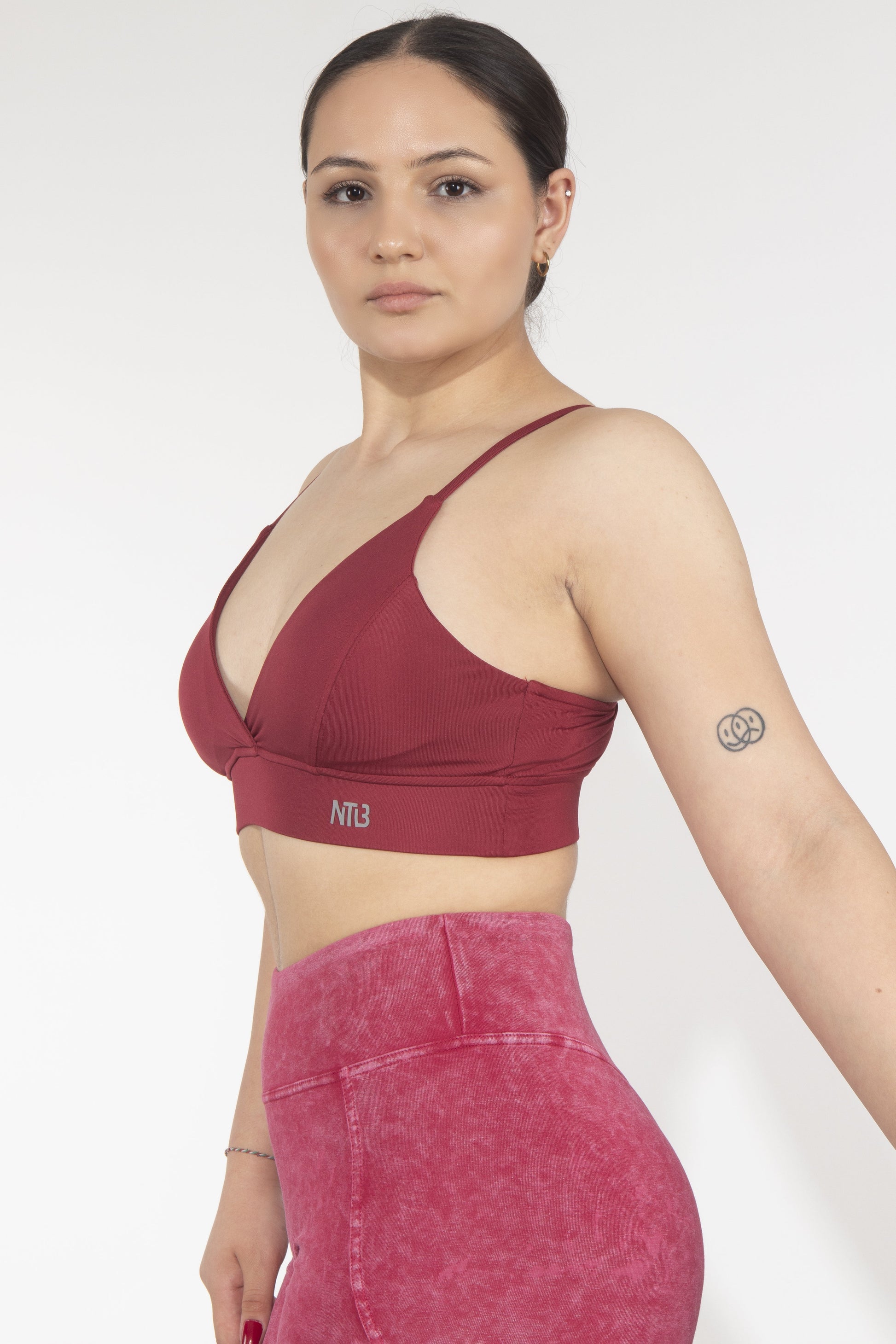 Genähter Sport-BH mit tiefem Ausschnitt in Dunkelkirschrot