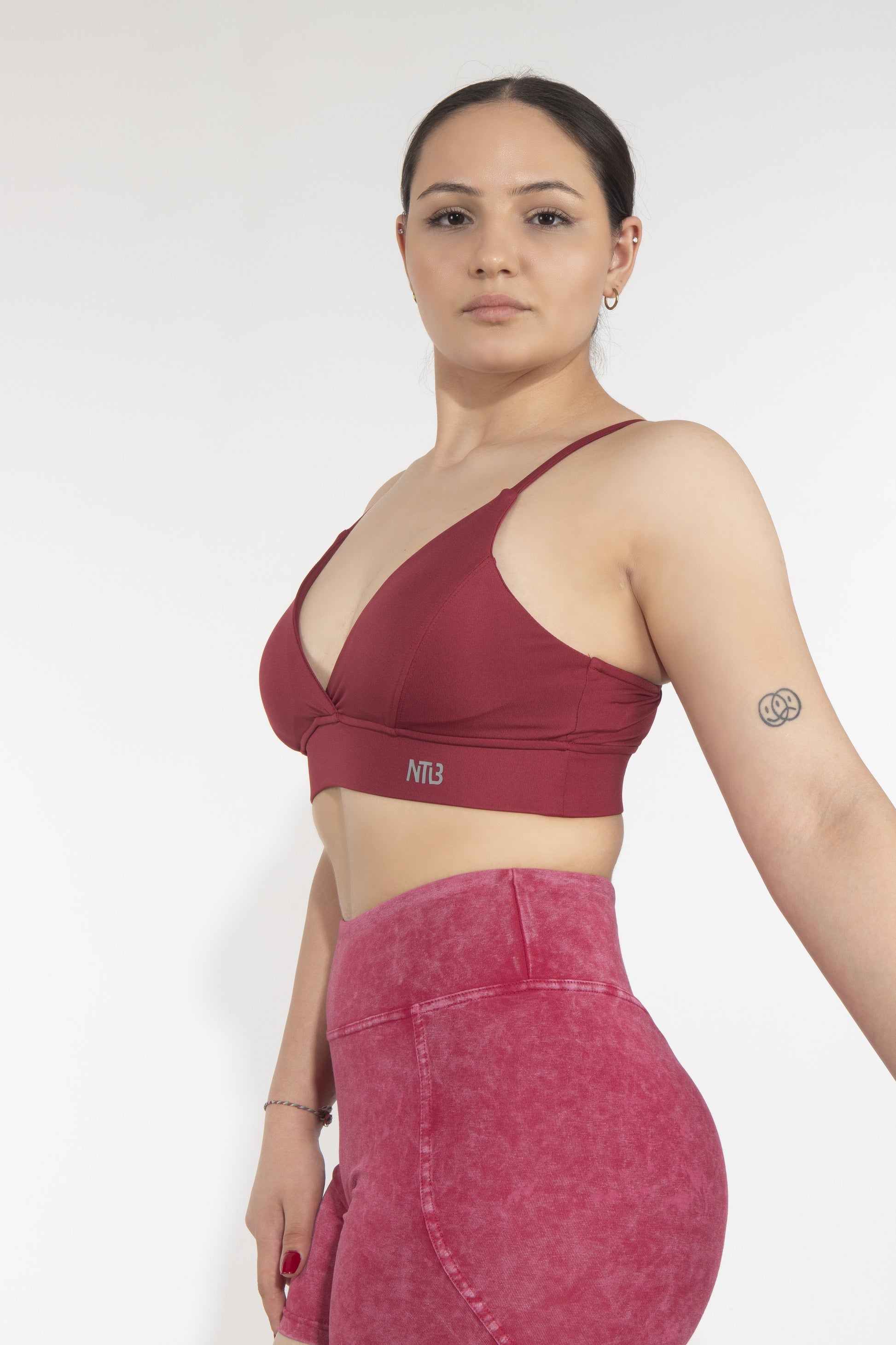 Genähter Sport-BH mit tiefem Ausschnitt in Dunkelkirschrot