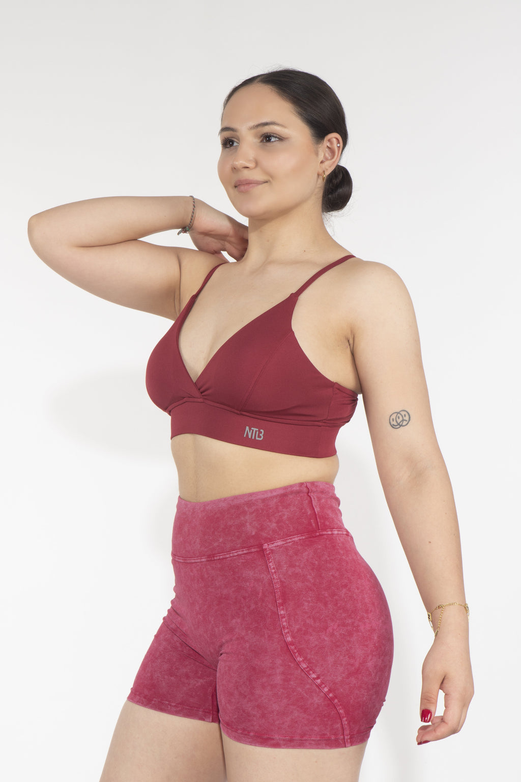 Genähter Sport-BH mit tiefem Ausschnitt in Dunkelkirschrot