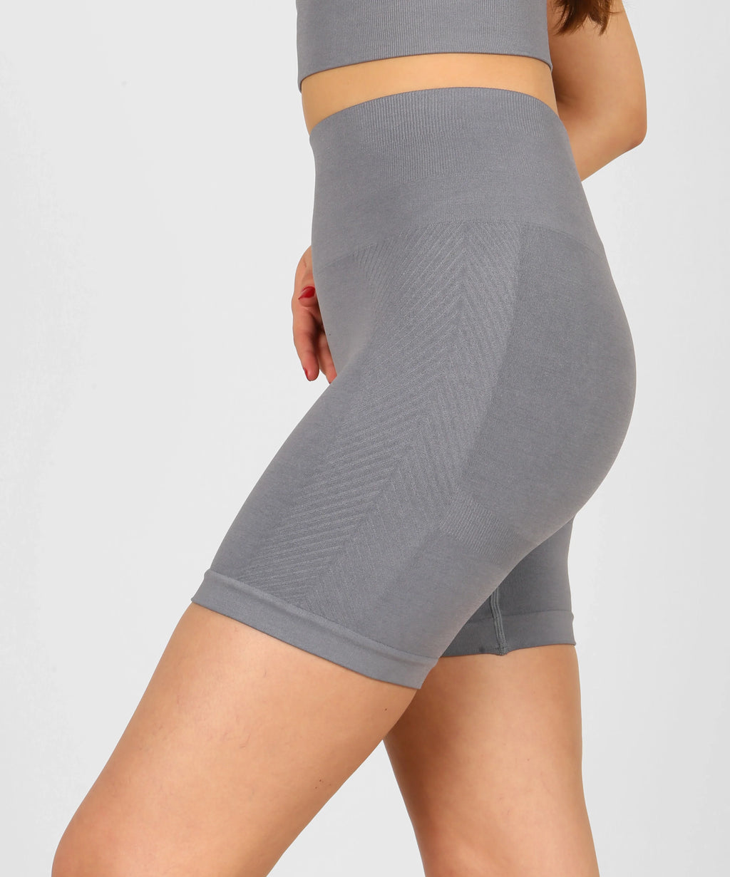 Hoch geschnittener, geraffter Push-Up-Sportshort in Grau