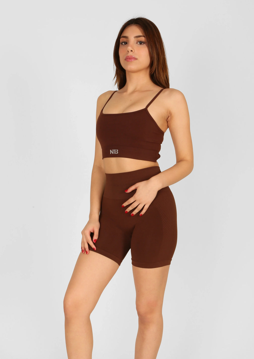 Hoch taillierte, geraffte Push-Up-Sportshorts in Braun