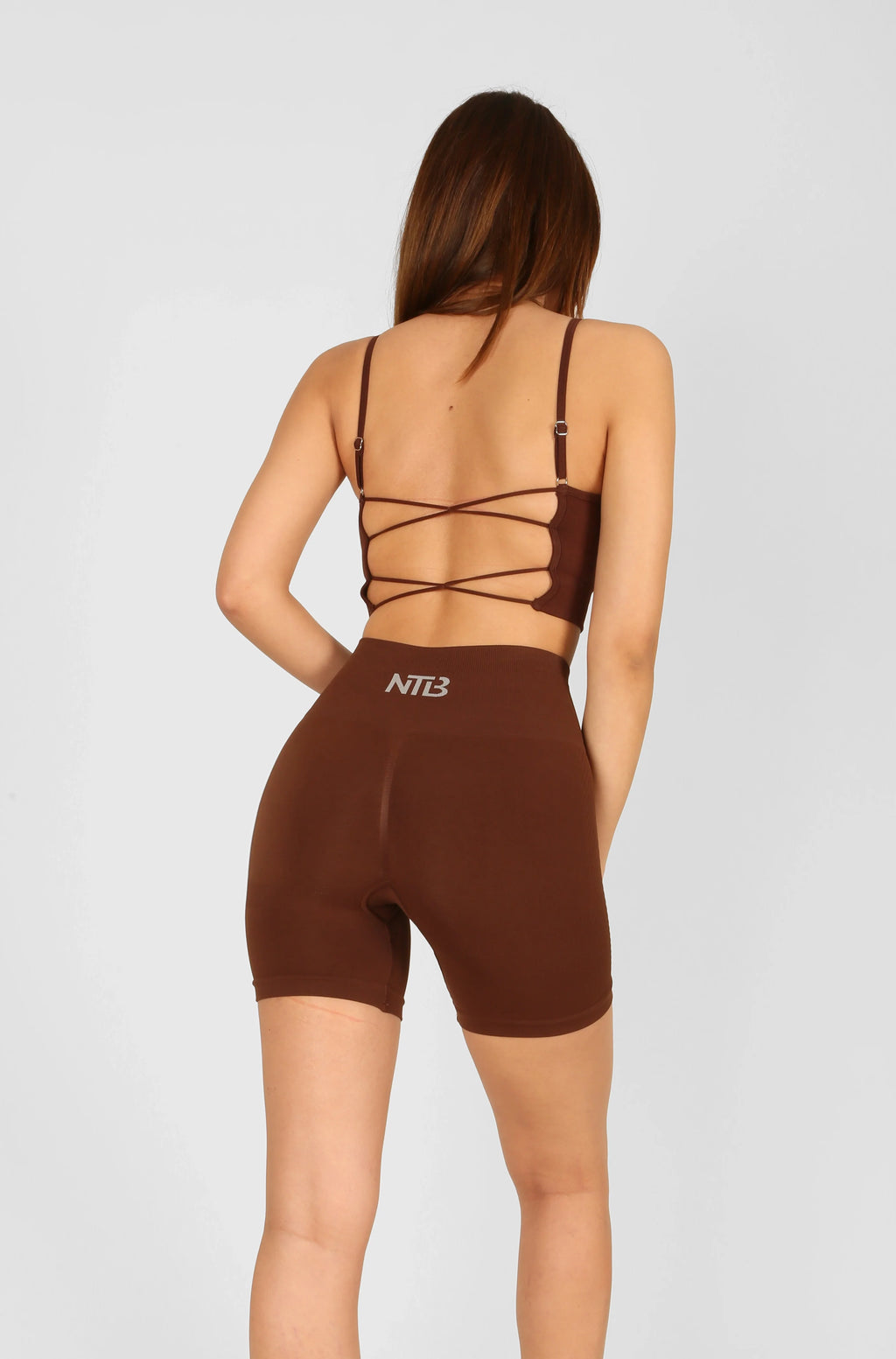 Hoch taillierte, geraffte Push-Up-Sportshorts in Braun