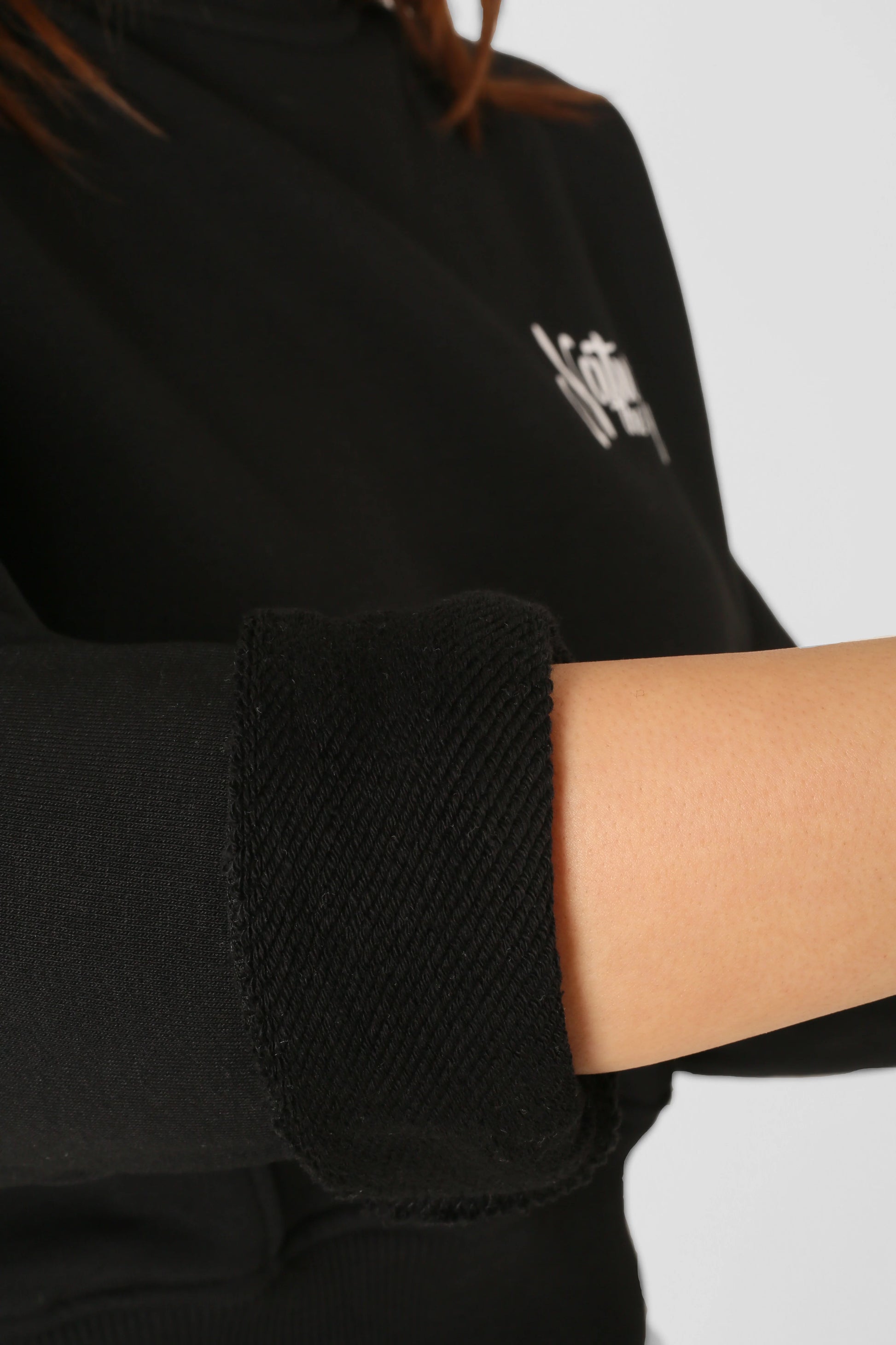 NTB Kurzes Sweatshirt mit Taillenschnitt in Schwarz