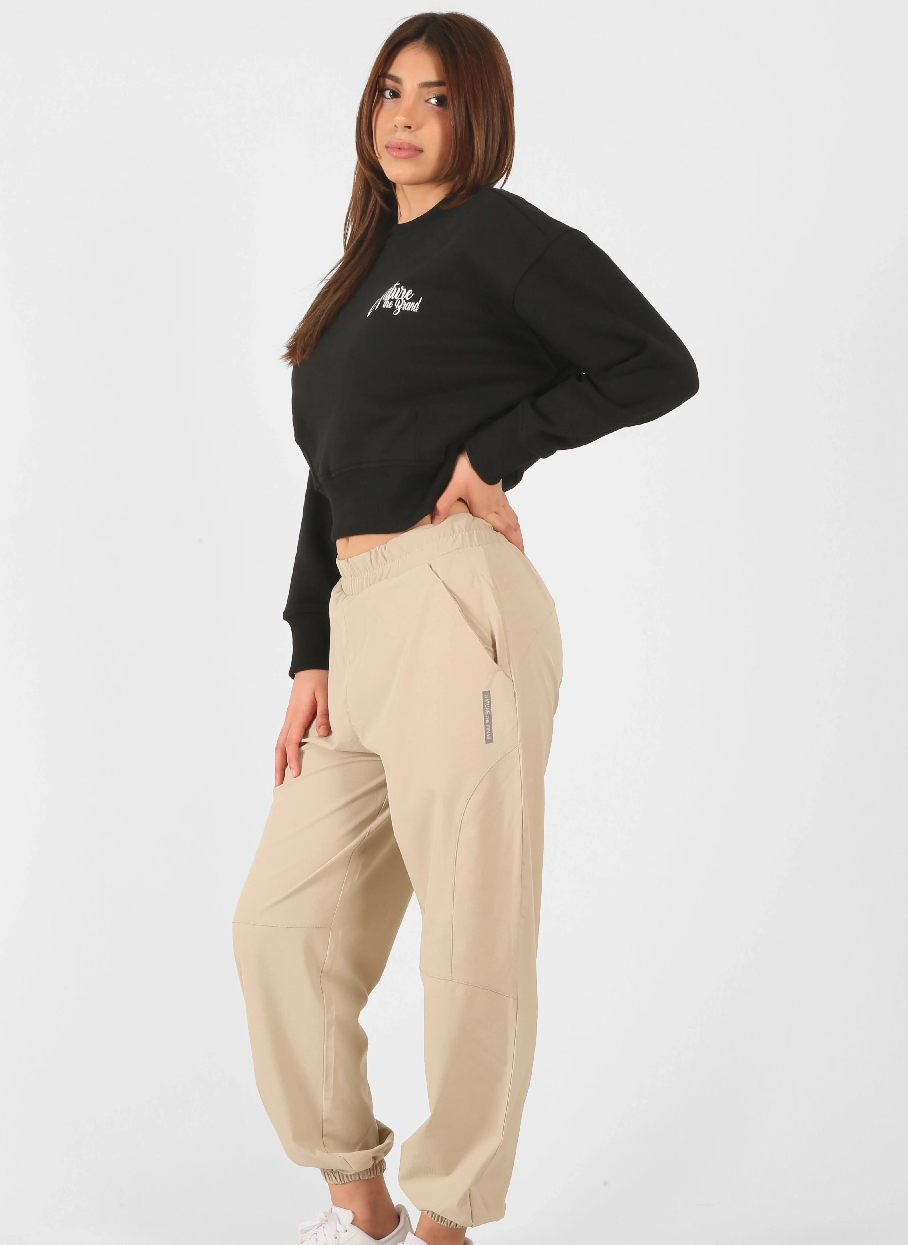 NTB Kurzes Sweatshirt mit Taillenschnitt in Schwarz