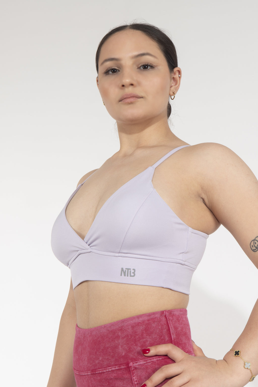 Genähter Sport-BH mit tiefem Ausschnitt in Lila