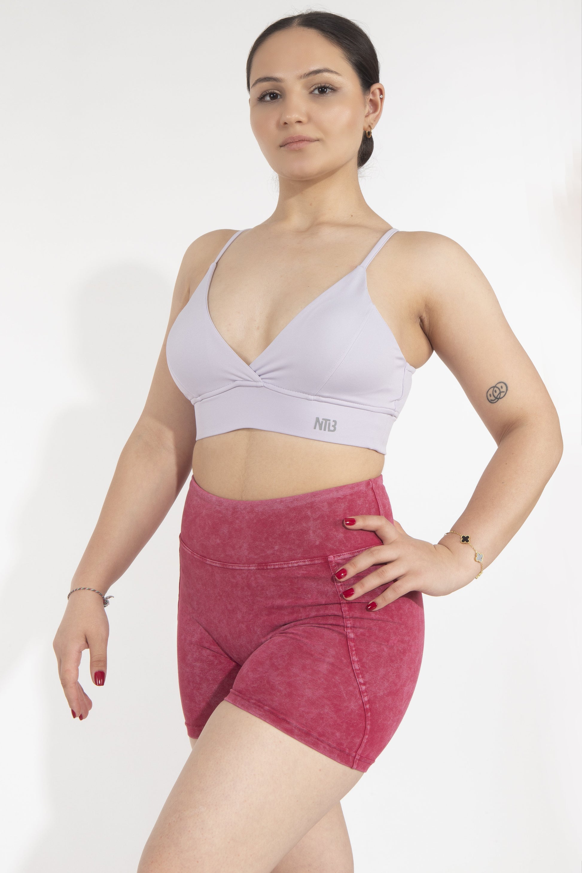 Genähter Sport-BH mit tiefem Ausschnitt in Lila