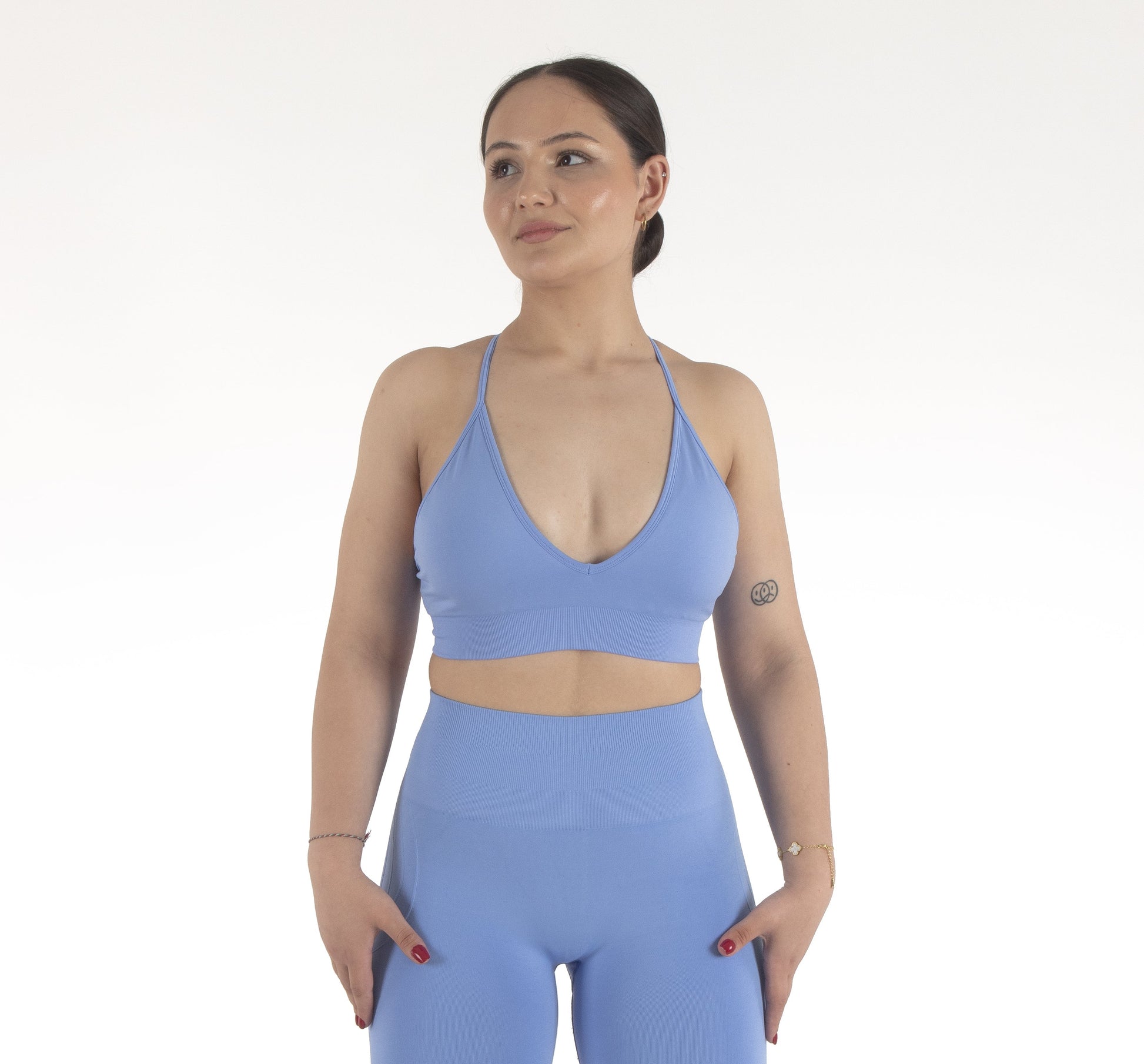 Sport-BH mit dünnen Trägern und V-förmigem Rückendetail in Himmelblau