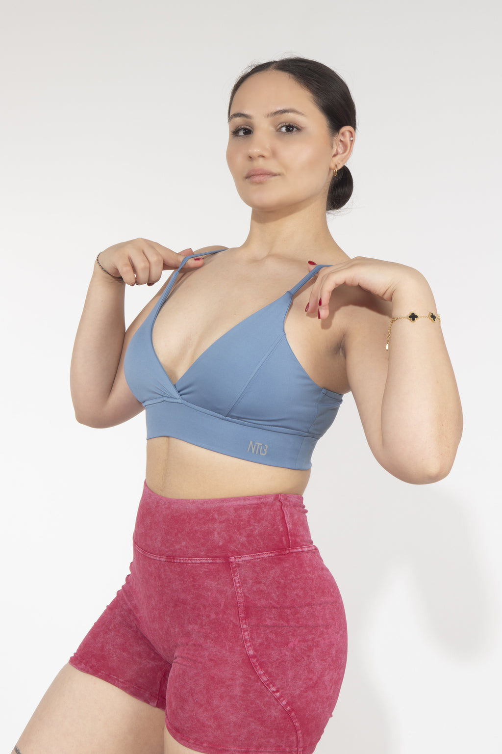 Genähter Sport-BH mit Ausschnitt in Himmelblau