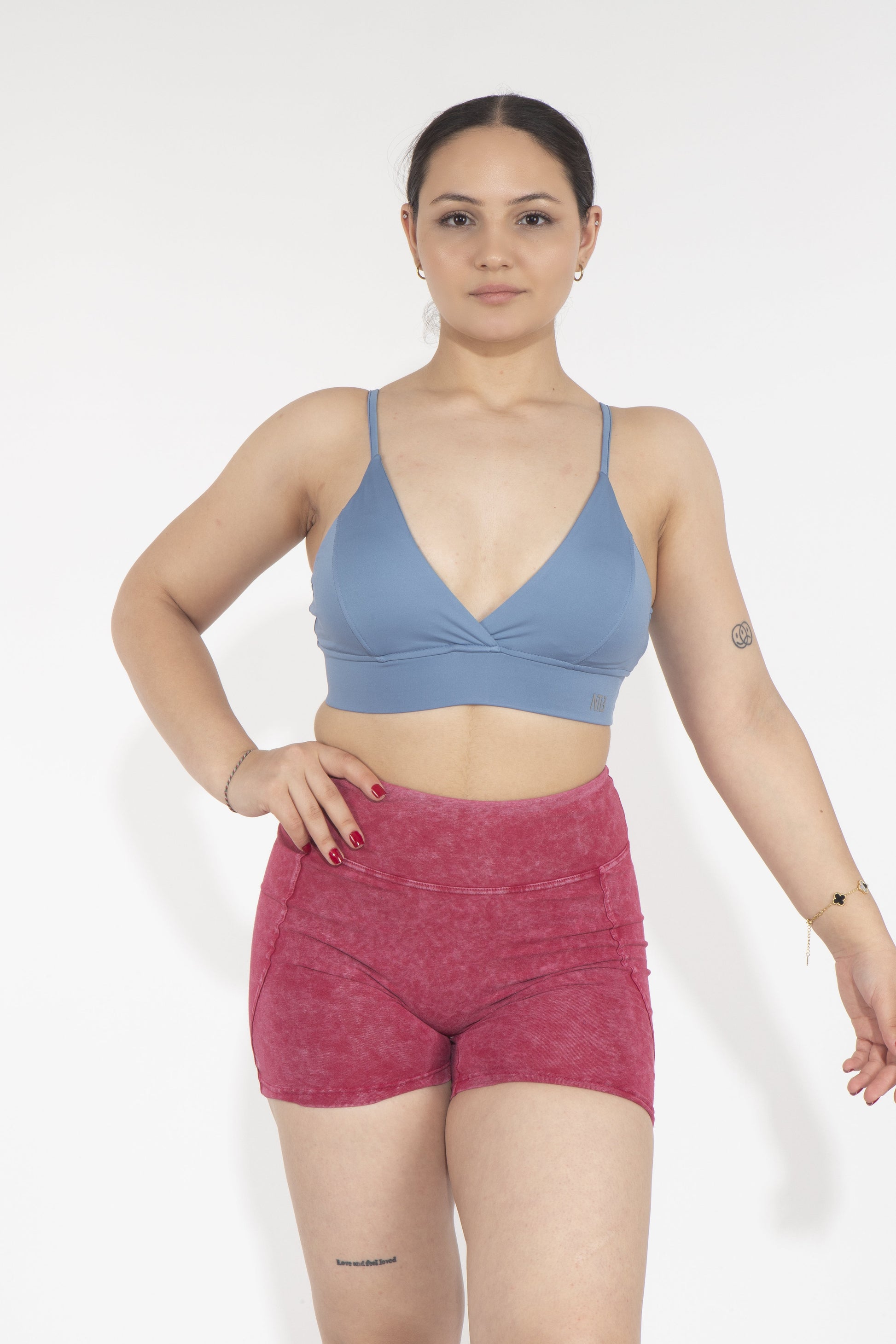 Genähter Sport-BH mit Ausschnitt in Himmelblau