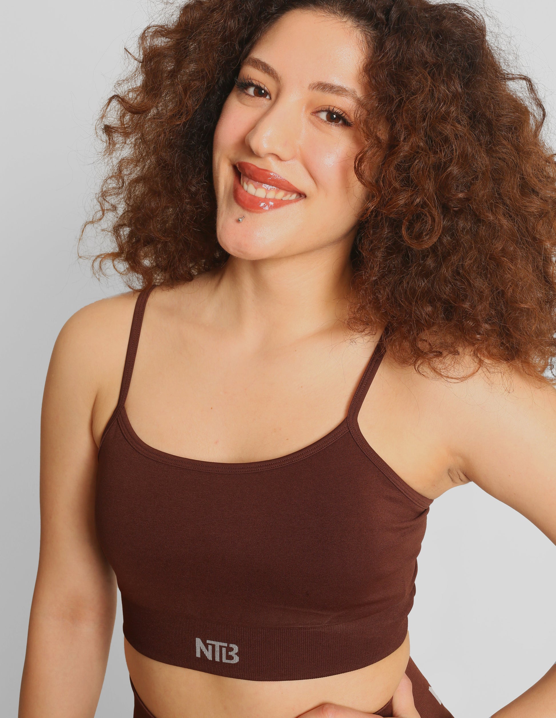 Nahtloser Sport-BH mit Kreuzrücken und Rücken-Dekolleté in Braun