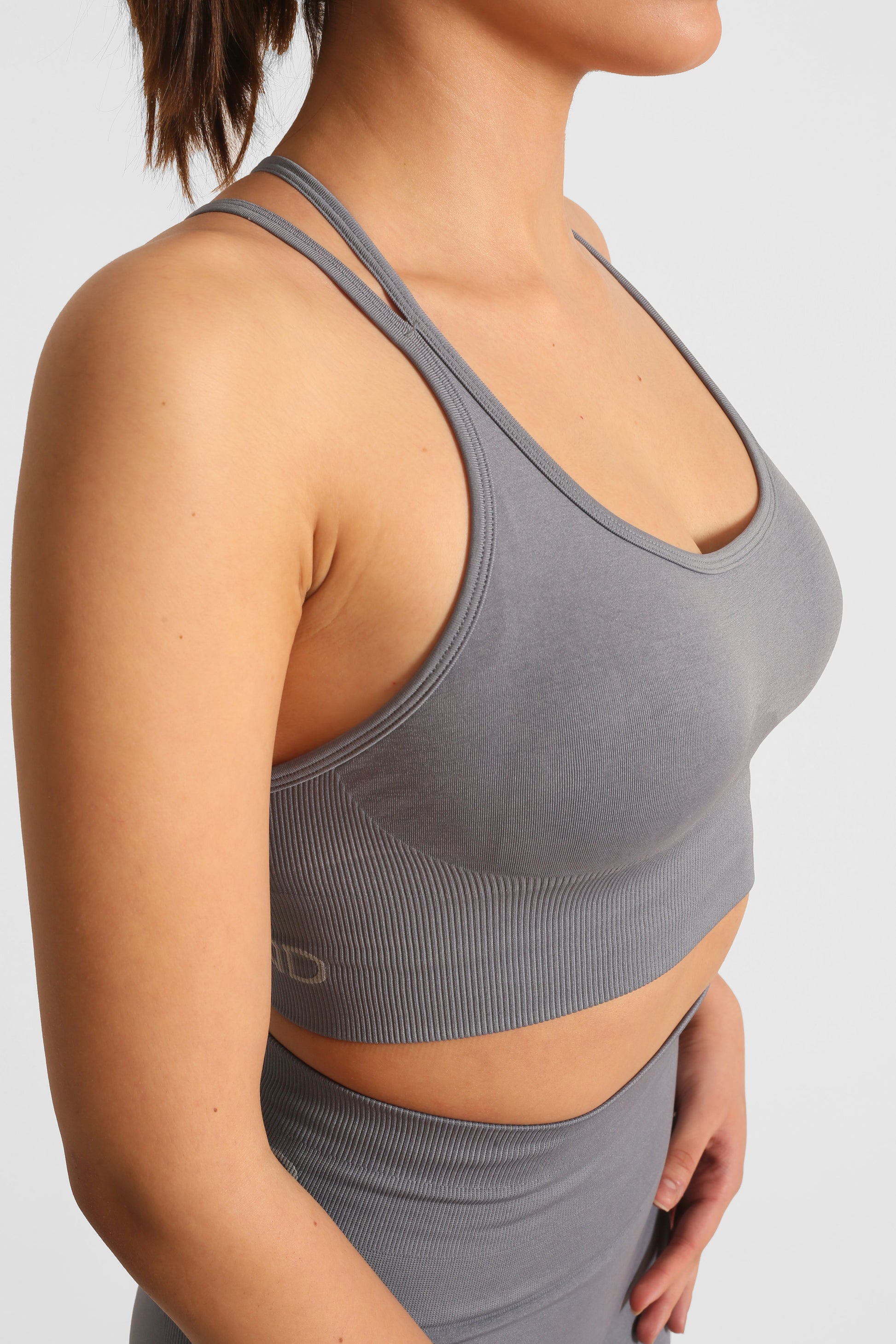 Nahtloser Sport-BH mit Rücken-Dekolleté und gekreuzten Bändern in Grau