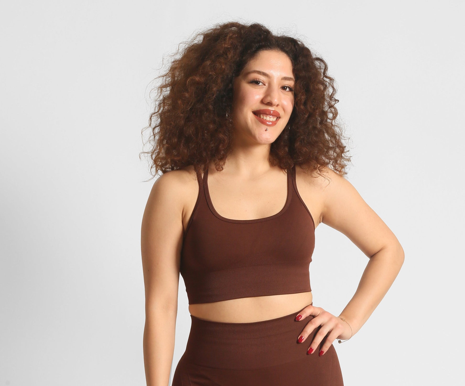 Brauner Sport-BH mit dünnen Trägern