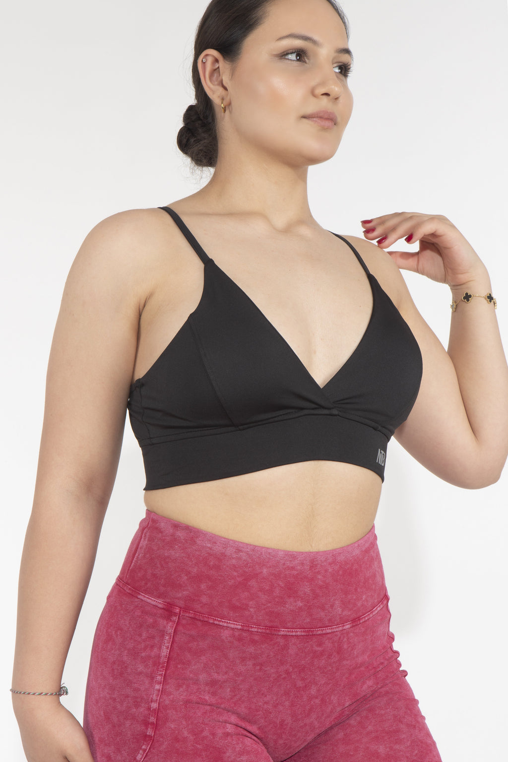 Genähter Sport-BH mit Dekolleté in Schwarz