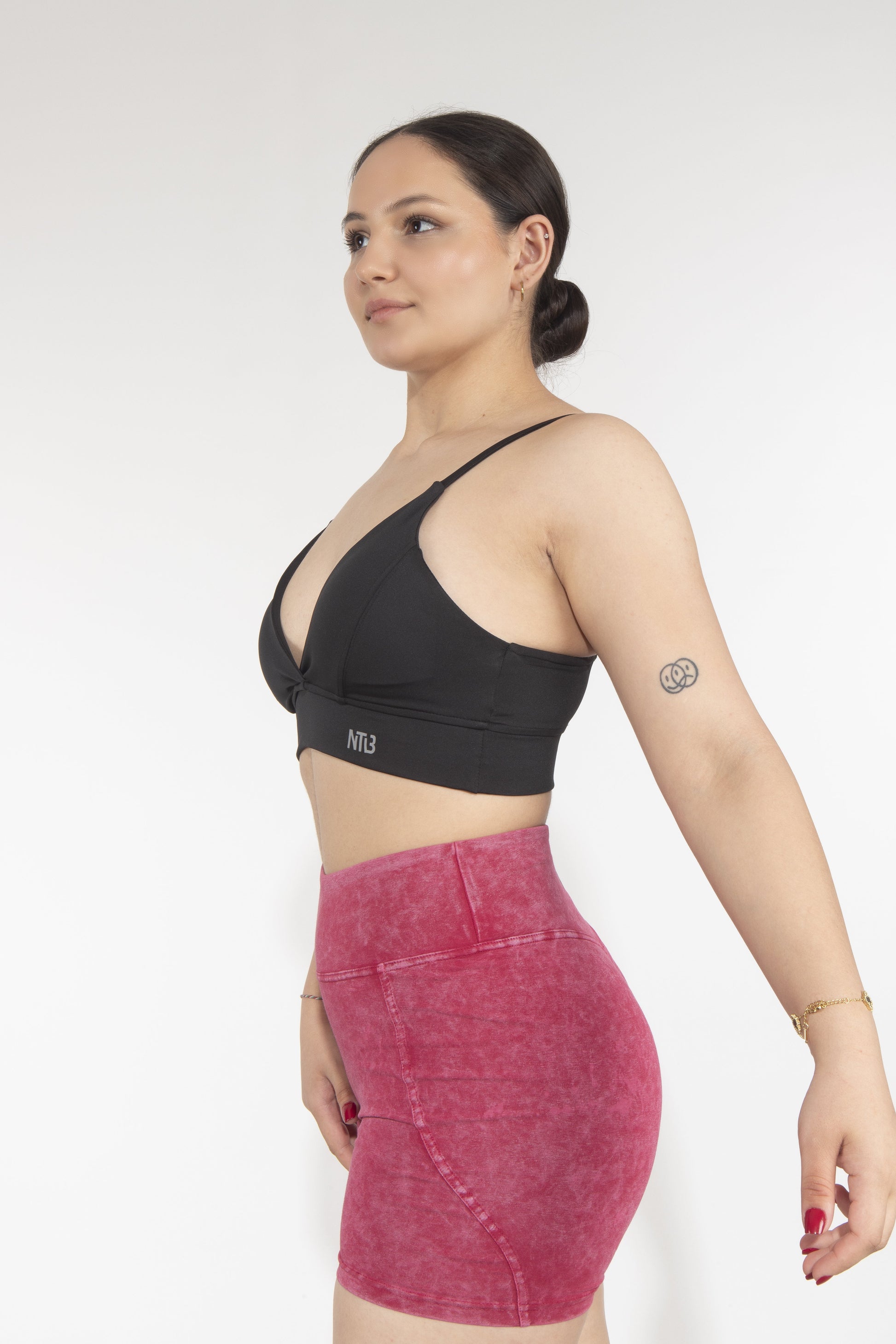 Genähter Sport-BH mit Dekolleté in Schwarz