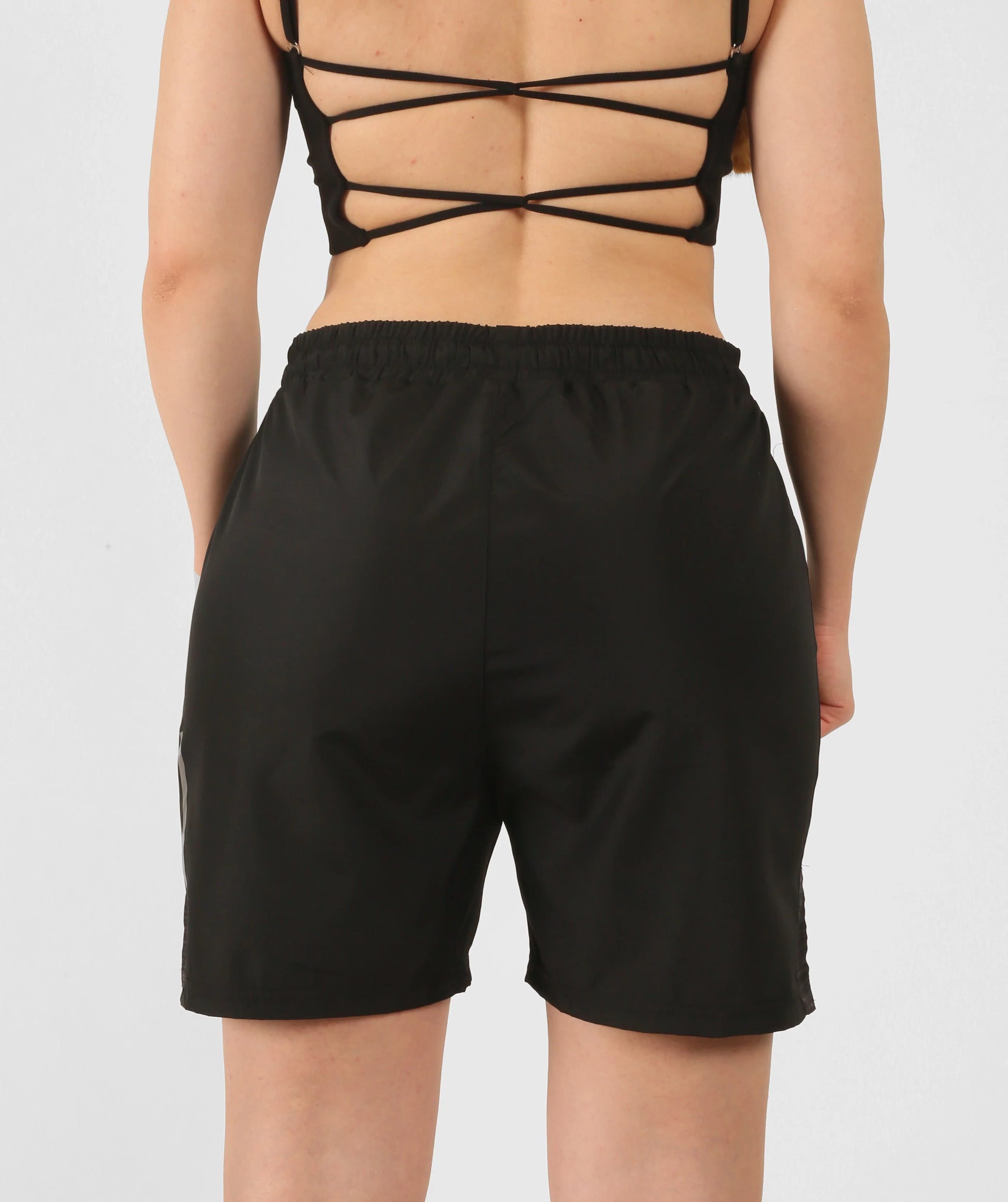 Nature The Brand Unisex Shorts mit gestreiftem Muster in Schwarz
