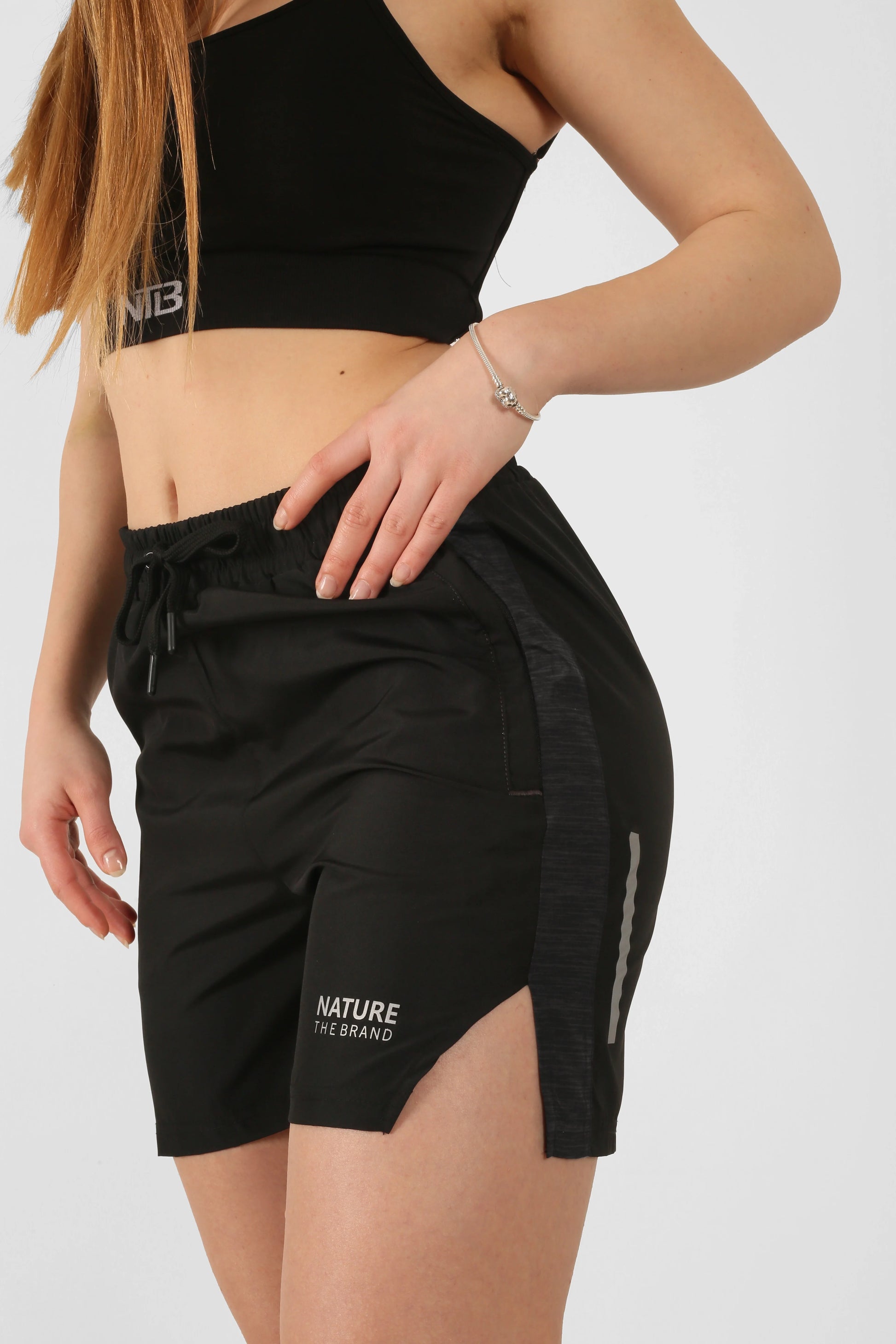 Nature The Brand Unisex Shorts mit gestreiftem Muster in Schwarz
