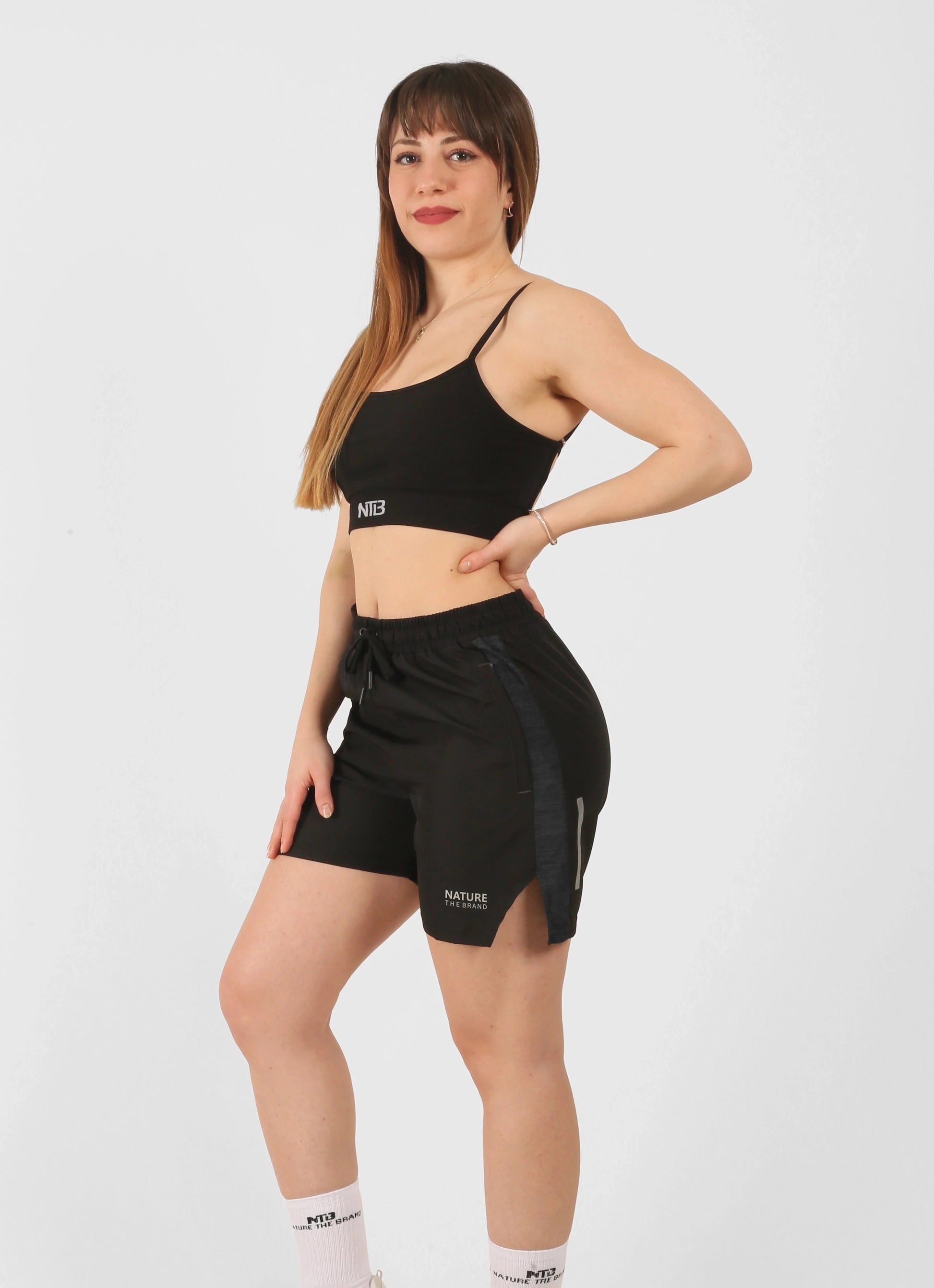 Nature The Brand Unisex Shorts mit gestreiftem Muster in Schwarz