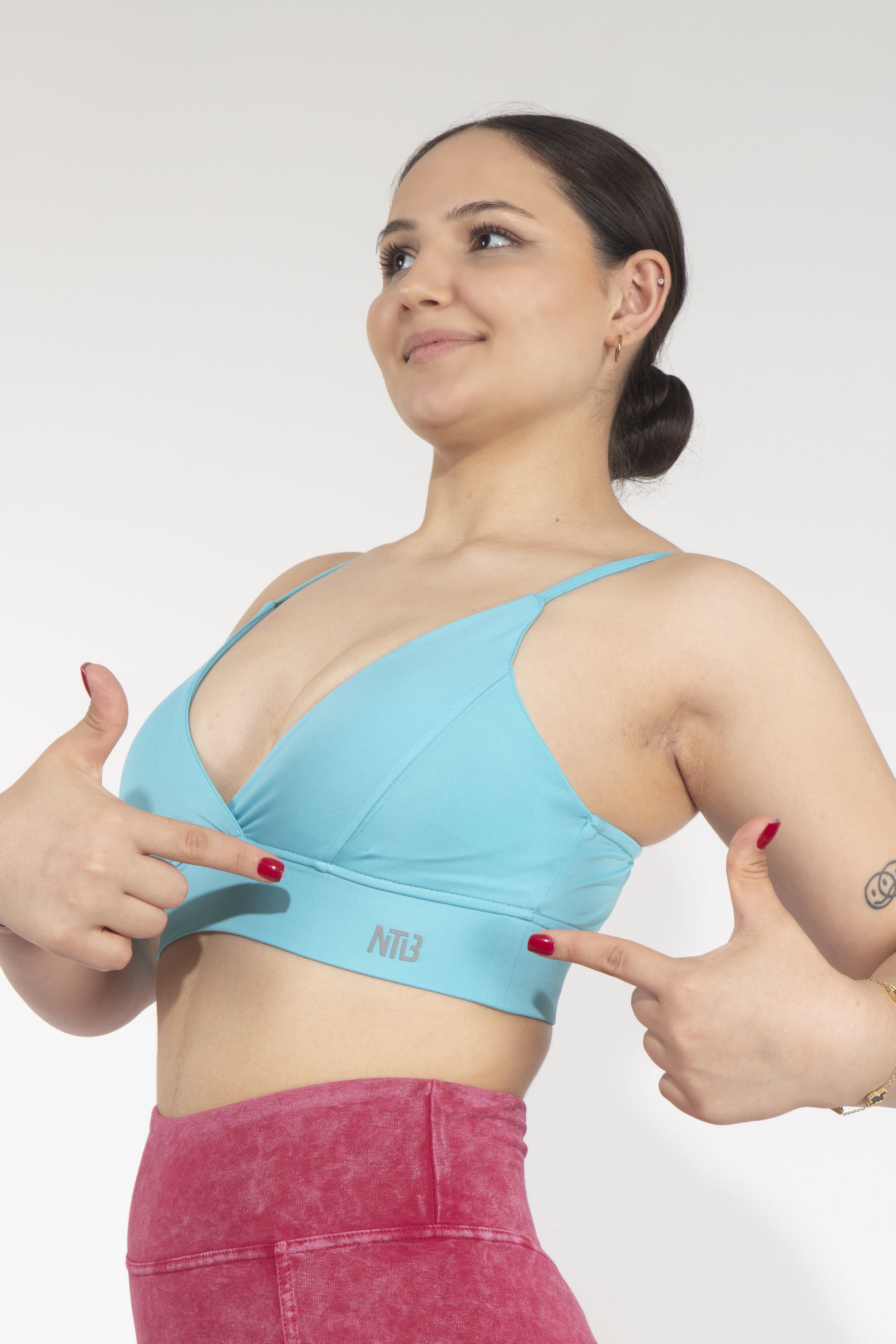 Genähter Sport-BH mit Ausschnitt in Türkis