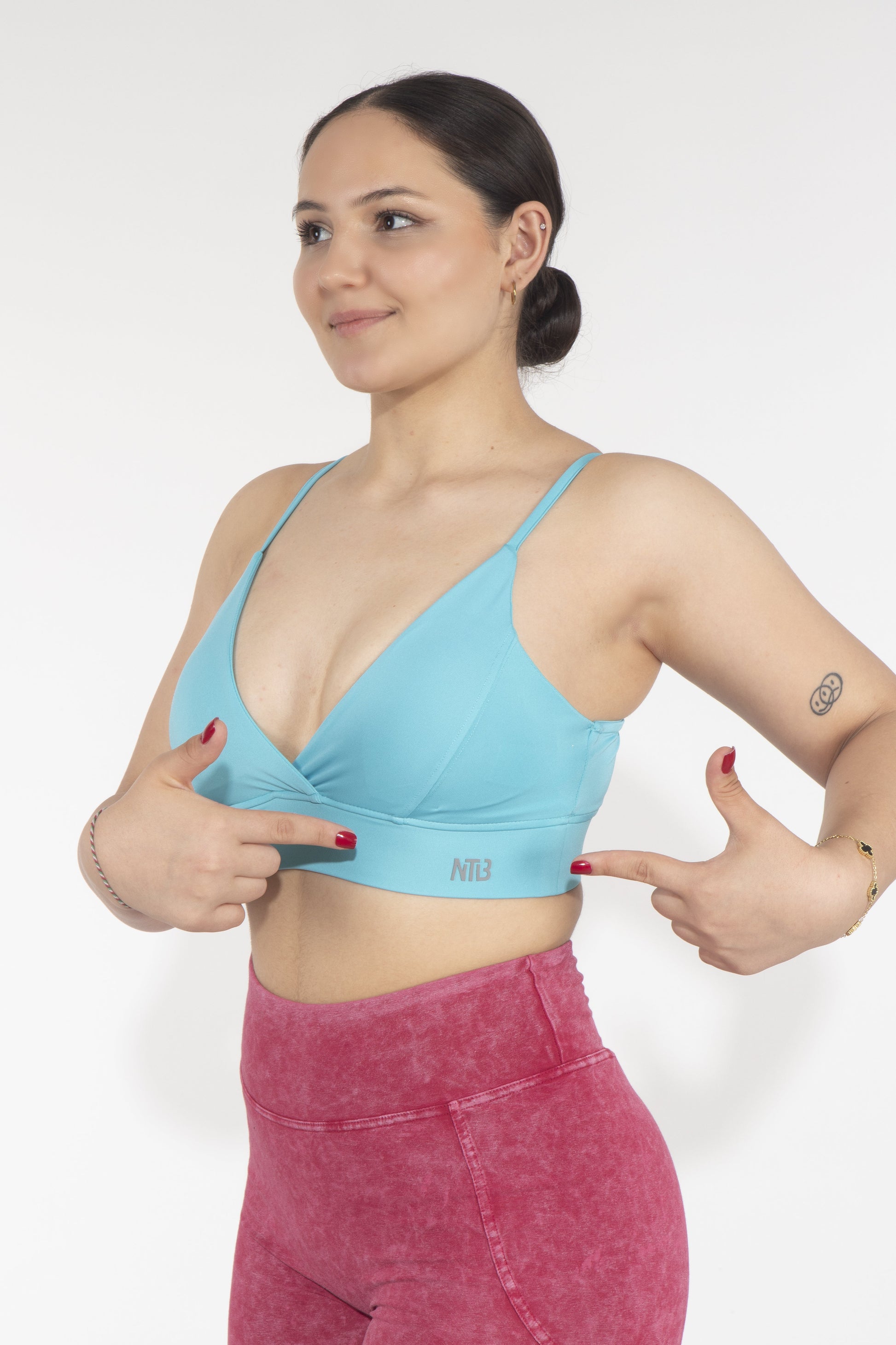 Genähter Sport-BH mit Ausschnitt in Türkis