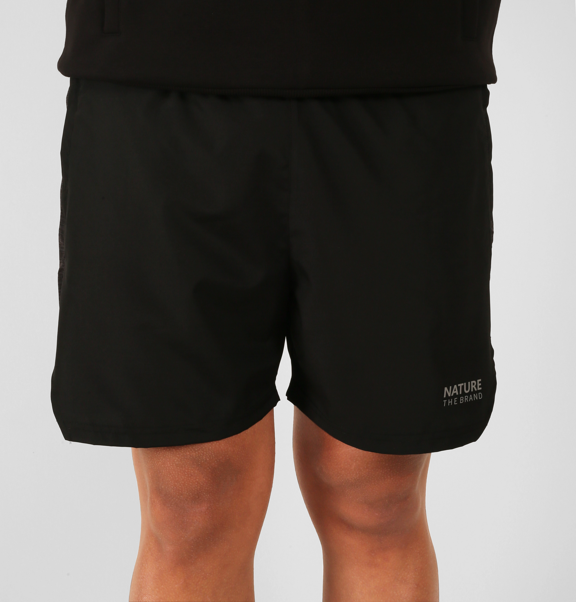 Unisex Schwarze Sportshorts mit gestreiftem Musterdetail