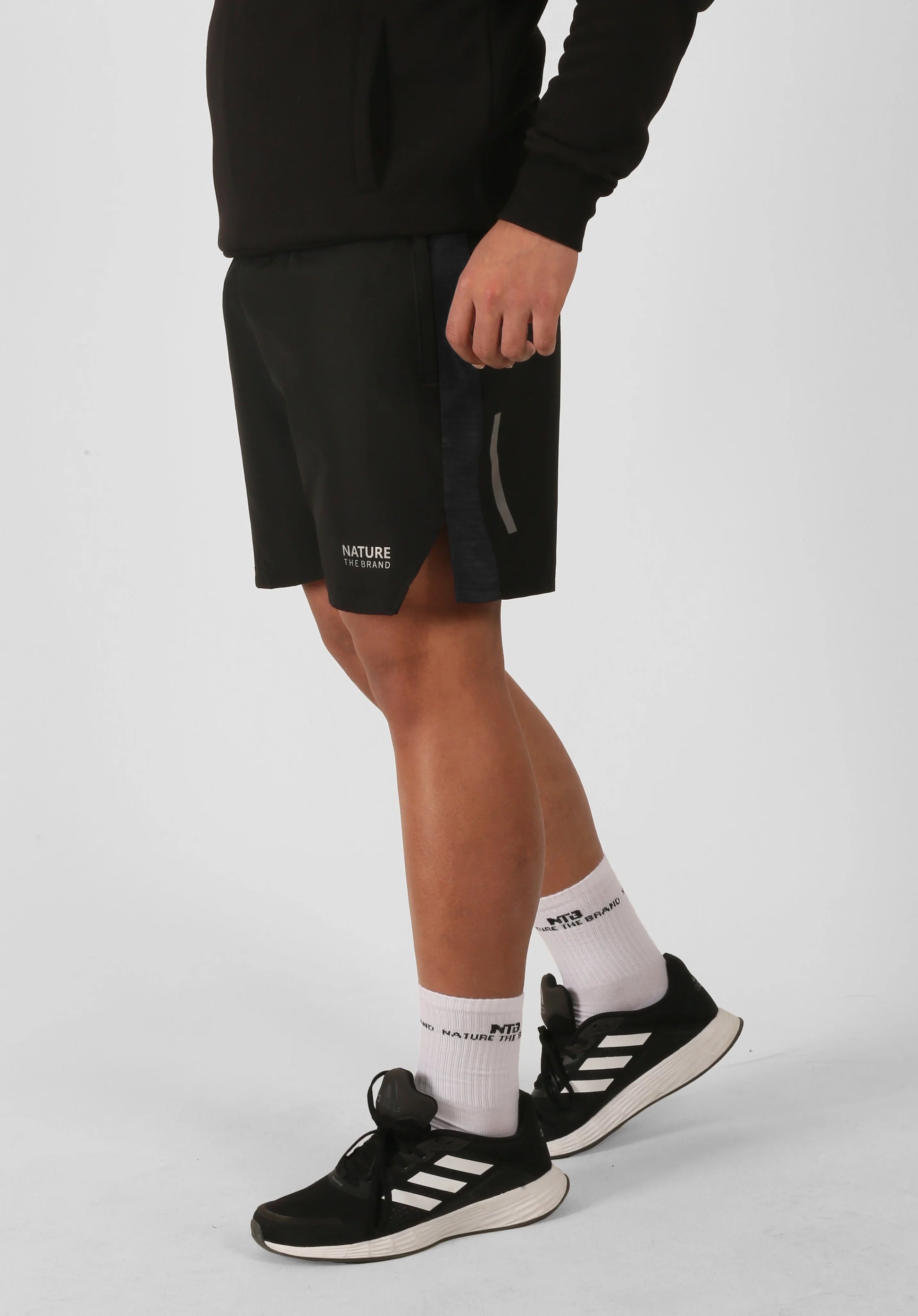 Unisex Schwarze Sportshorts mit gestreiftem Musterdetail