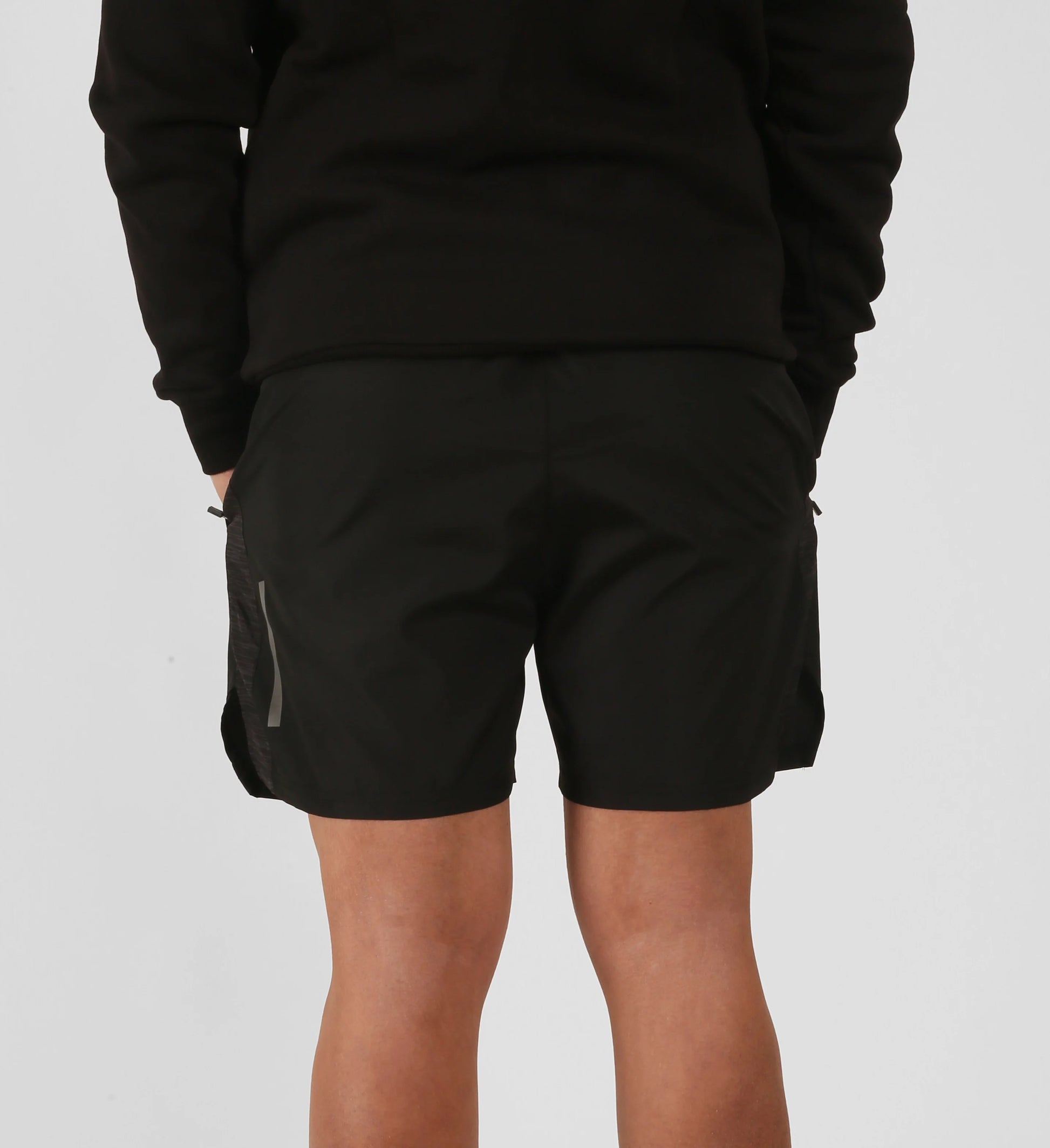 Unisex Schwarze Sportshorts mit gestreiftem Musterdetail
