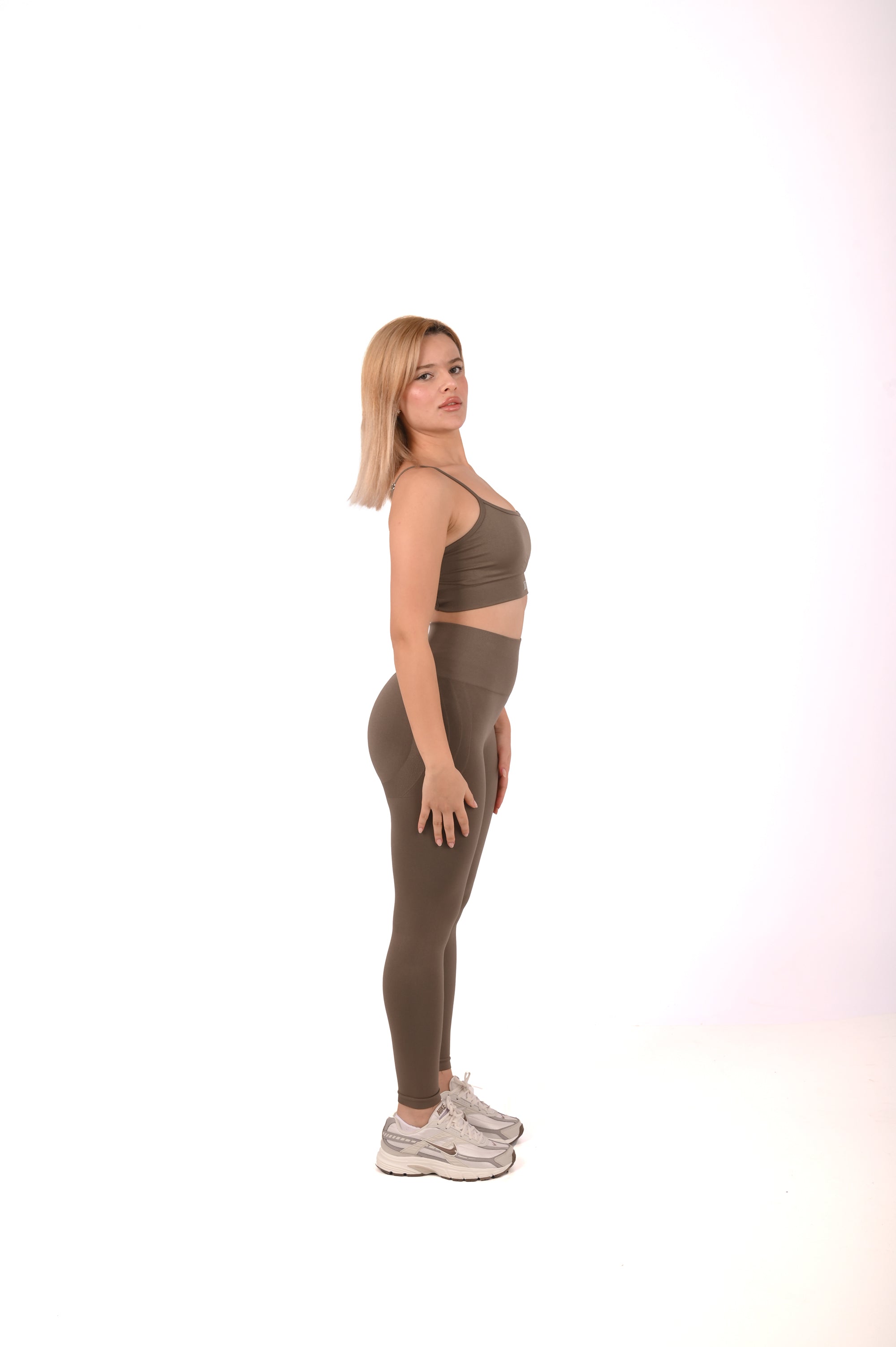Nahtlose High-Waist Sport-Leggings mit Raffung – Po-lifting – Taupe